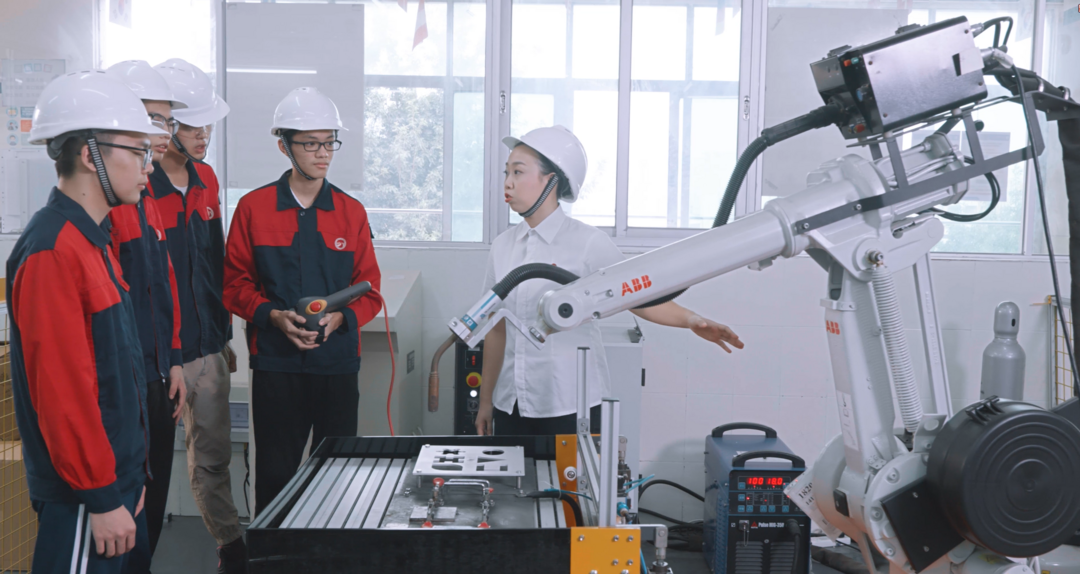 168135480457044900.png 工业机器人应用与维护专业配图.png