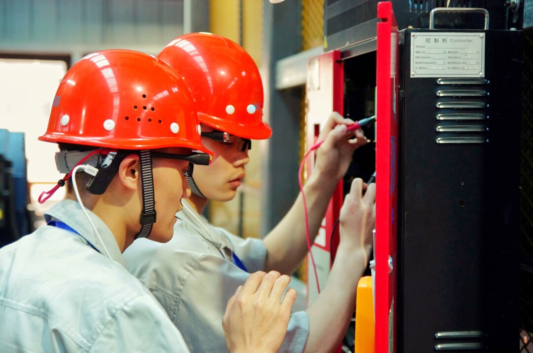 168135491829743582.jpg 电梯安装与维修专业配图.jpg